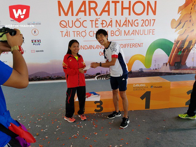Do Izawa Satoshi l&agrave; ĐKVĐ giải Shonan International Marathon (Nhật Bản) n&ecirc;n nh&agrave; VĐ 42km DNIM n&agrave;y đ&atilde; tặng lại phần thưởng của m&igrave;nh (suất đăng k&yacute;, visa v&agrave; kh&aacute;ch sạn ở miễn ph&iacute;) cho nữ VĐV người Philippines