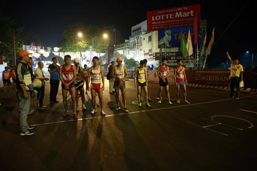 Tại giải việt dã báo Tiền Phong 2016, nội dung marathon nam có...6 VĐV đến từ các đoàn Hải Phòng, Ninh Bình, Đồng Nai, Quân đội, Bình Phước, Quảng Ngãi Tại giải việt dã báo Tiền Phong 2016, nội dung marathon nam có...6 VĐV đến từ các đoàn Hải Phòng, Ninh Bình, Đồng Nai, Quân đội, Bình Phước, Quảng Ngãi