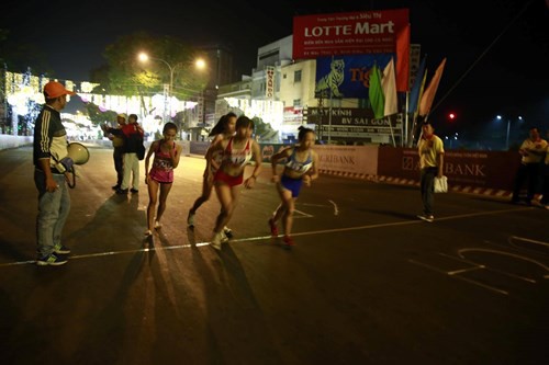 Tại giải việt dã báo Tiền Phong 2016, nội dung marathon nữ chỉ có...4 VĐV ở vạch xuất phát. Ảnh: Tiền Phong Tại giải việt dã báo Tiền Phong 2016, nội dung marathon nữ chỉ có...4 VĐV ở vạch xuất phát. Ảnh: Tiền Phong