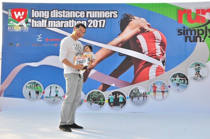 Kh&aacute;n giả nhỏ tuổi nhất giải LDR Half Marathon 2017