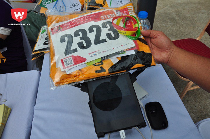 Bib của VĐV chạy cự ly 21km, 10km được gắn chip để theo d&otilde;i kết quả