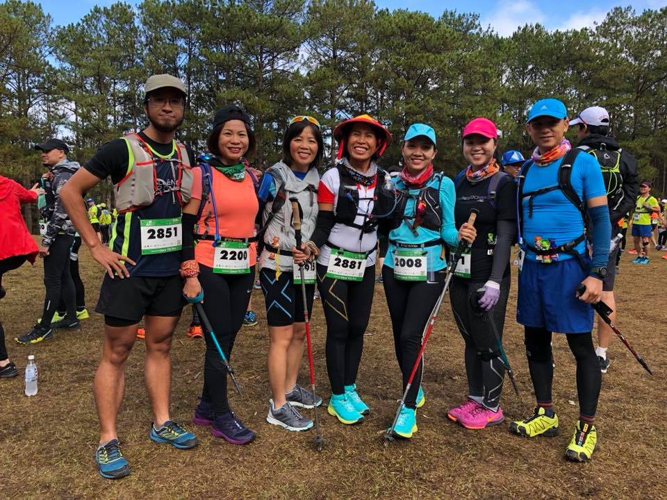 Chị L&ecirc; Diệu Linh (team 6789, thứ 2 từ tr&aacute;i sang) hạng 3 nh&oacute;m 50-59 nữ 21km. Ảnh: NVCC