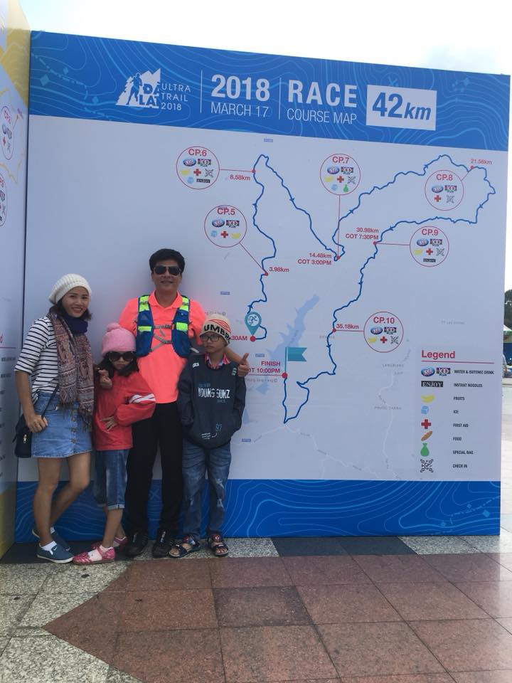 Anh Đo&agrave;n Phương (team VCL) c&ugrave;ng gia đ&igrave;nh. Ảnh: NVCC