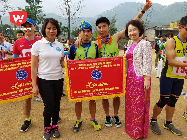 B&agrave; L&ecirc; Thị Ho&agrave;ng Yến (tr&aacute;i), Tổng cục ph&oacute; Tổng cục TDTT v&agrave; b&agrave; Triệu Thị T&igrave;nh (phải), PGĐ Sở VH&TDTT tỉnh H&agrave; Giang trao cờ lưu niệm cho c&aacute;c đo&agrave;n VĐV