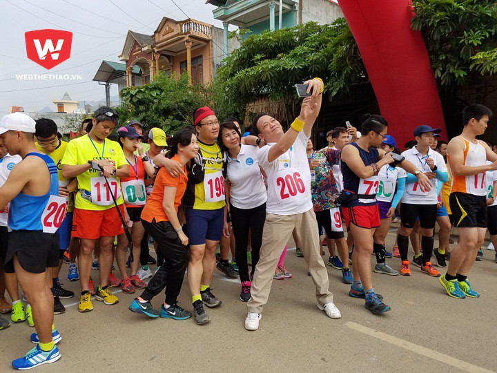 Sự c&oacute; mặt đ&ocirc;ng đảo của VĐV chạy bộ phong tr&agrave;o khiến giải chạy b&aacute;n marathon trở n&ecirc;n s&ocirc;i động hơn