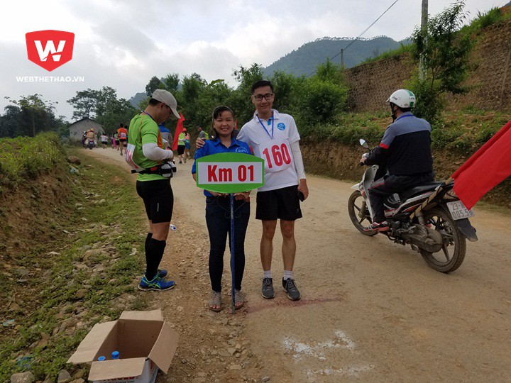 BTC bố tr&iacute; nhiều điểm tiếp nước dọc 21km đường đua ''cung đường hạnh ph&uacute;c''
