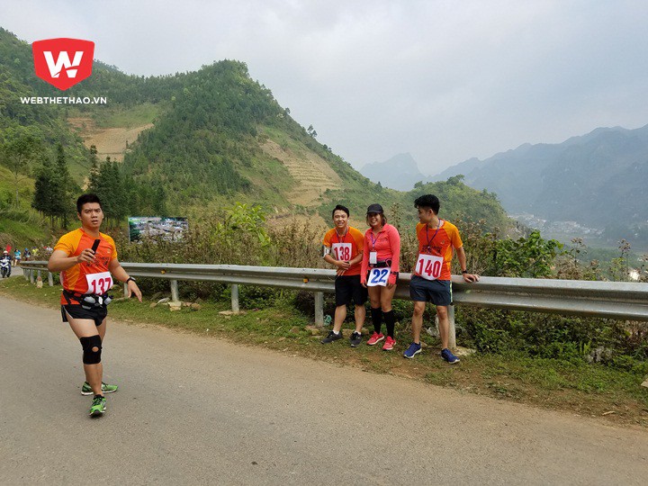 ...c&aacute;c VĐV phong tr&agrave;o dễ mất tập trung do mải v&atilde;n cảnh v&agrave; tranh thủ chụp ảnh ghi lại khoảnh khắc đ&aacute;ng nhớ chạy tr&ecirc;n ''cung đường hạnh ph&uacute;c''