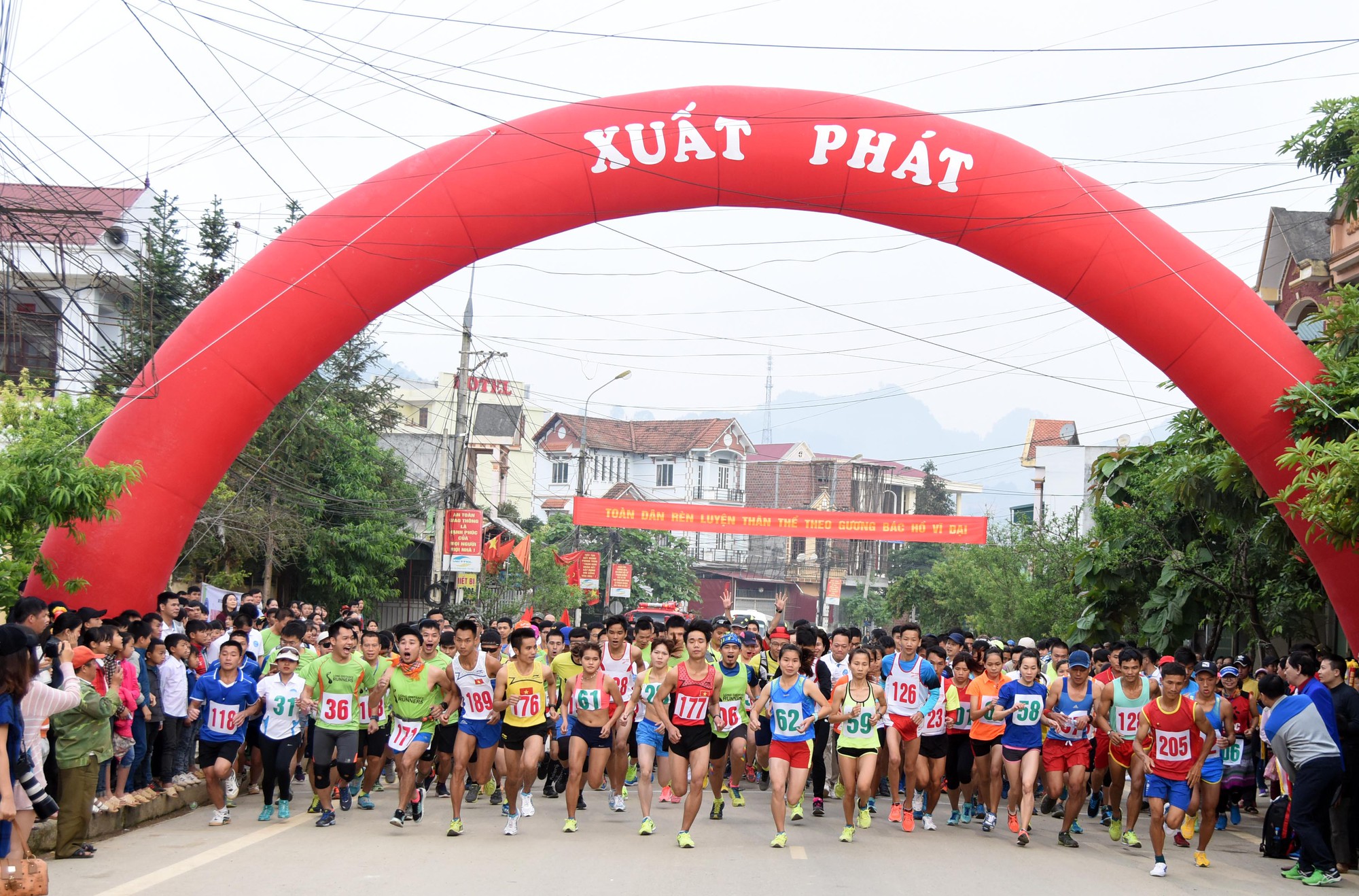Đ&uacute;ng 7h15' trong t&agrave;i bắn ph&aacute;t s&uacute;ng lệnh xuất ph&aacute;t cự ly 21km
