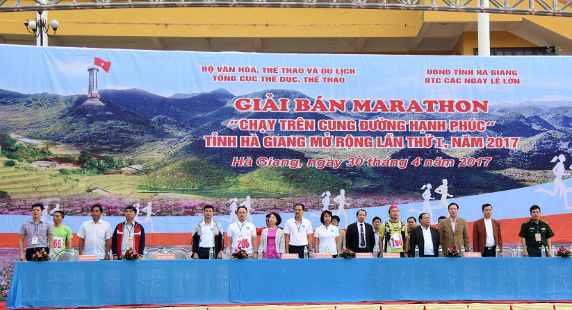 &Ocirc;ng Khuất Việt H&ugrave;ng, ngồi ghế đại biểu trong trang phục của một VĐV chạy 21km