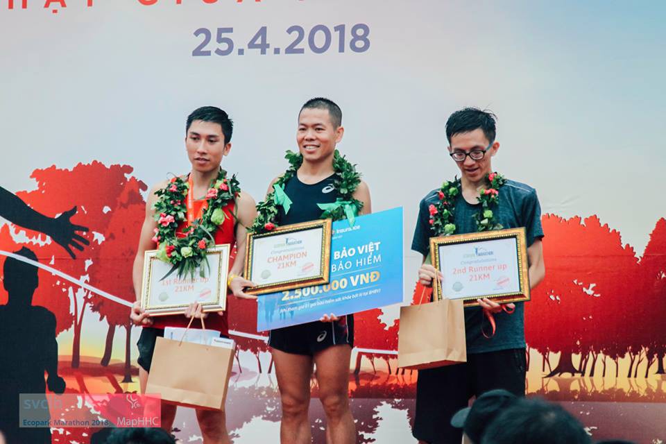 Mai Ngọc Anh (phải) chạy chân đất, đứng bục nhận giải 3 cự ly 21km Ecopark Marathon 2018. Ảnh: NVCC Mai Ngọc Anh (phải) chạy chân đất, đứng bục nhận giải 3 cự ly 21km Ecopark Marathon 2018. Ảnh: NVCC