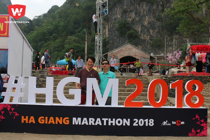 VĐV khiếm thị Nguyễn Huy Việt (phải) cũng sẽ chạy cự ly 21km để trải nghiệm của vẻ đẹp của đ&egrave;o M&atilde; P&iacute; L&egrave;ng, một trong tứ đại đỉnh đ&egrave;o của Việt Nam