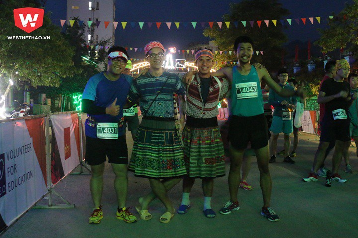 Mai Ngọc Anh (thứ hai từ tr&aacute;i sang) c&ugrave;ng c&aacute;c VĐV 42km. Ảnh: Nguyễn Đạt