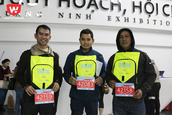 Nh&oacute;m VĐV Philippines lần đầu ti&ecirc;n chạy marathon tại Việt Nam. Tagarda Ringky Cabusca (phải) vốn l&agrave; ultra marathon đ&atilde; từng tham gia chạy 100km tại Philippines