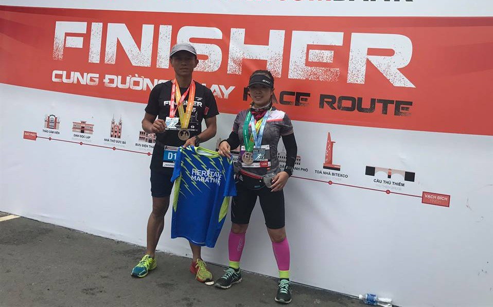 Anh Âu Mạnh Toàn (trái), một trong những ''dị nhân'' chạy 2 cuộc đua marathon trong 2 ngày liên tiếp ở Hạ Long và Tp.HCM Anh Âu Mạnh Toàn (trái), một trong những ''dị nhân'' chạy 2 cuộc đua marathon trong 2 ngày liên tiếp ở Hạ Long và Tp.HCM