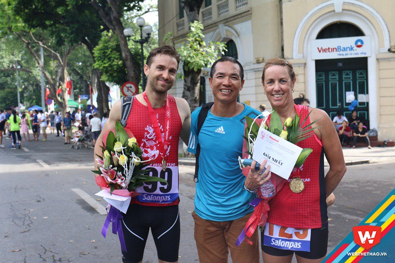 Adam Robinson (tr&aacute;i) v&agrave; Tanya Lee (phải), HCV nam, nữ khối nước ngo&agrave;i đều l&agrave; gi&aacute;o vi&ecirc;n trường UNIS