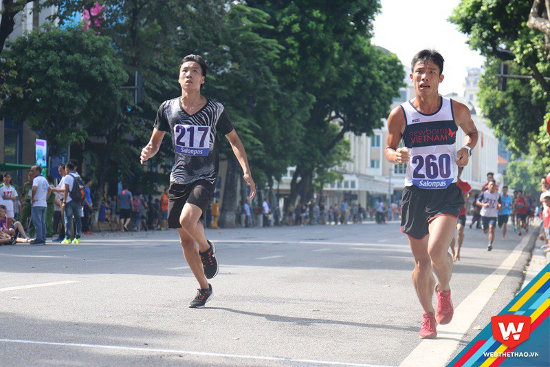 VĐV N&ocirc;ng Văn Chuyền (phải) cũng chạy giải VMM cự ly 21km cuối tuần trước 
