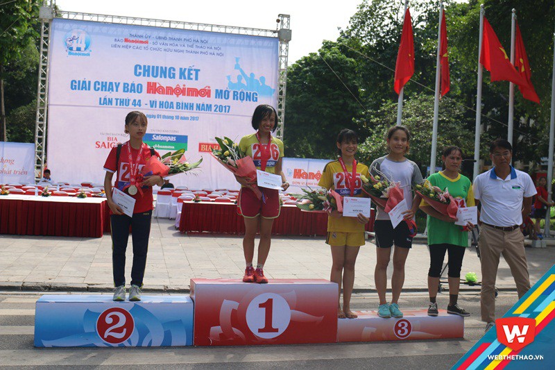Trao giải nữ lao động sản xuất v&agrave; vũ trang