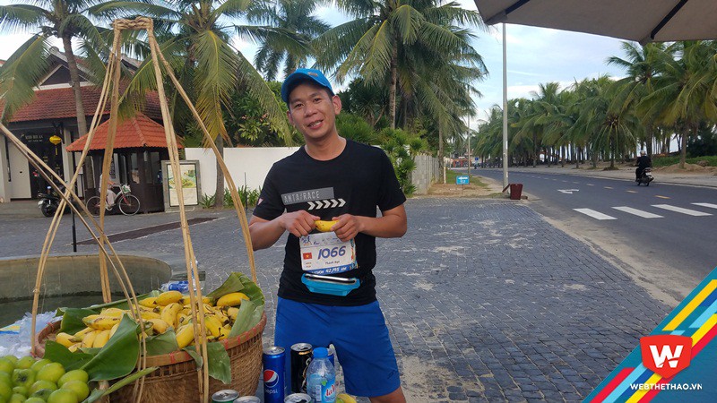 Dưới trời nắng gắt, những giỏ hoa quả l&agrave; nguồn lượng thi&ecirc;n nhi&ecirc;n tuyệt vời để c&aacute;c VĐV nạp bổ sung cho chặng đường c&ograve;n gian nan ph&iacute;a trước
