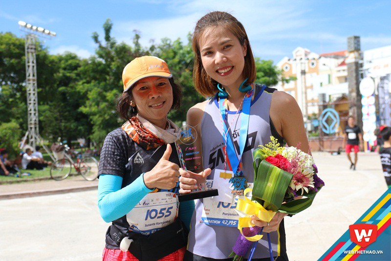 Những c&ocirc; g&aacute;i Th&aacute;i xinh đẹp chạy giỏi như thỏi nam ch&acirc;m, thu h&uacute;t mọi &aacute;nh nh&igrave;n, khiến c&aacute;c VĐV kh&aacute;c t&igrave;m cơ hội chụp chung để tỏ l&ograve;ng h&acirc;m mộ