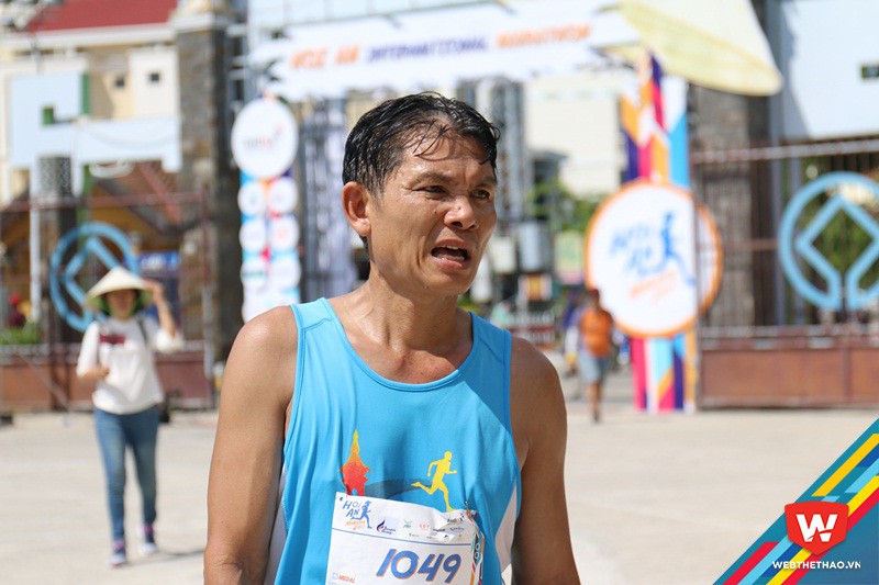 Trong l&uacute;c ấy, c&aacute;nh m&agrave;y r&acirc;u phải bở hơi tai giữa tiết trời n&oacute;ng 36 độ ''l&ecirc; lết'' về đ&iacute;ch