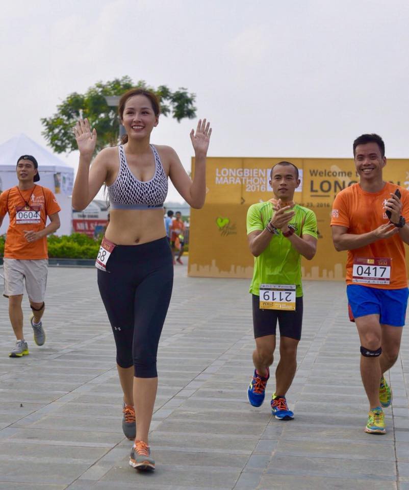 Hoa hậu Mai Phương Thúy khi về đích, hoàn thành 5km
