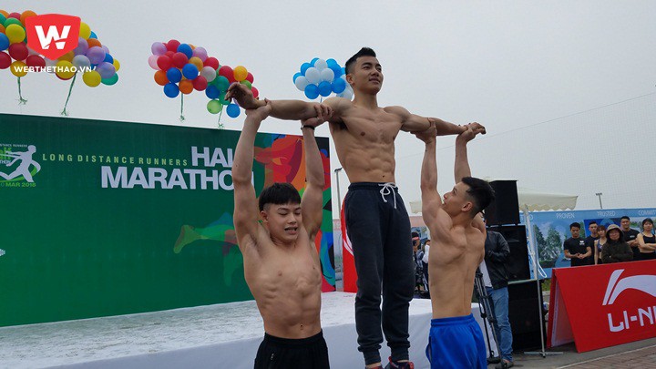 Nhờ khổ luyện, Phạm Phước Hưng có phần thân trên, hệ cơ trung tâm vô cùng rắn chắc Nhờ khổ luyện, Phạm Phước Hưng có phần thân trên, hệ cơ trung tâm vô cùng rắn chắc