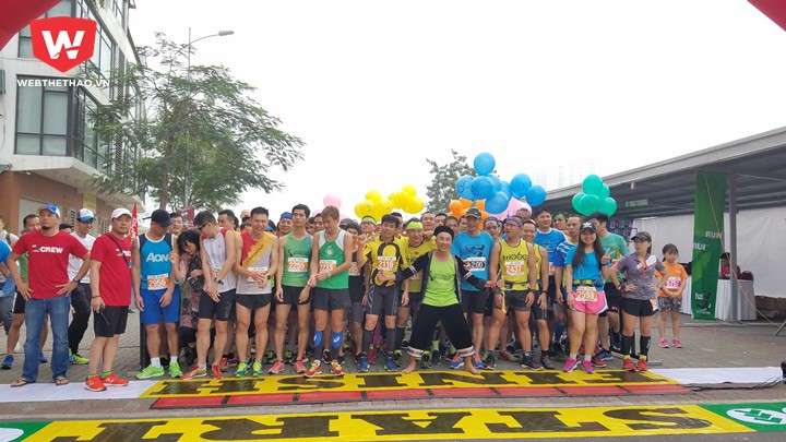 Các VĐV 21km chuẩn bị xuất phát Các VĐV 21km chuẩn bị xuất phát