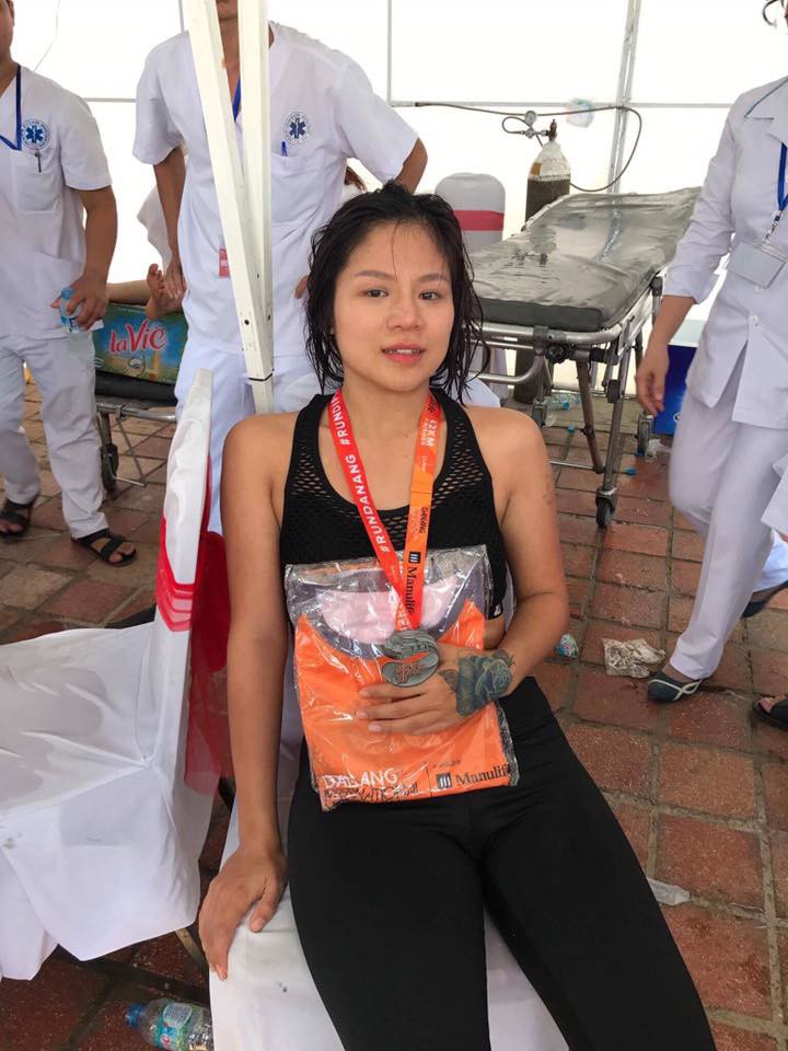Nguyễn Thùy Nguyên Sa ''hoàn hồn'' trong phòng y tế với chiếc huy chương đầy mồ hôi và nước mắt Nguyễn Thùy Nguyên Sa ''hoàn hồn'' trong phòng y tế với chiếc huy chương đầy mồ hôi và nước mắt