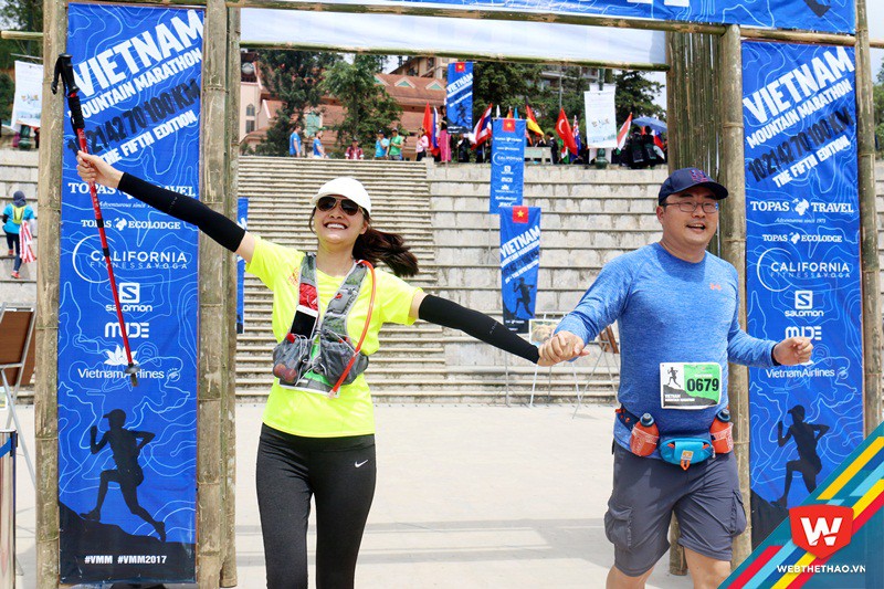 Hoa hậu Hương Giang nắm tay chồng về đích 10km VMM 2017 Hoa hậu Hương Giang nắm tay chồng về đích 10km VMM 2017