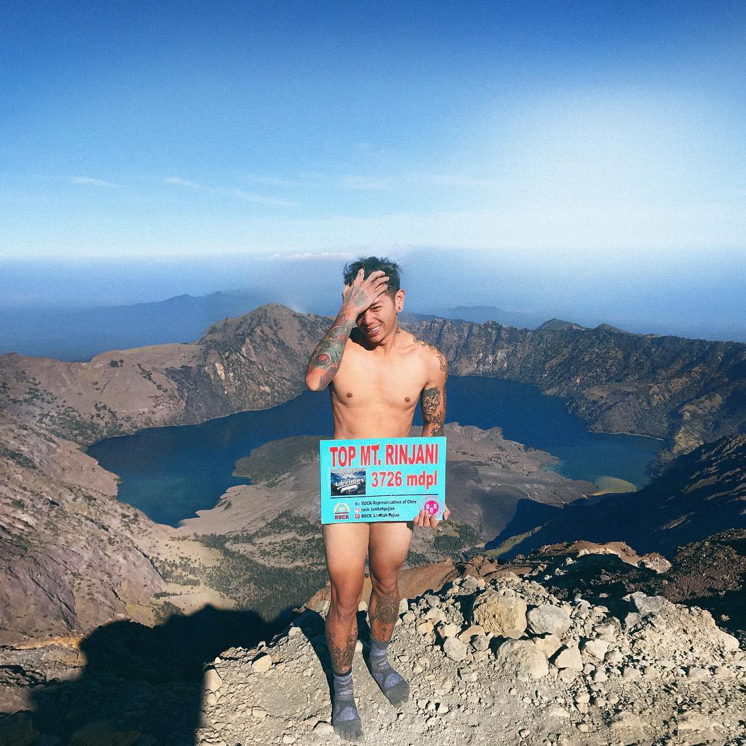 Làm điều ''điên rồ'' ở đỉnh núi Rinjani. Ảnh: Nhân vật cung cấp Làm điều ''điên rồ'' ở đỉnh núi Rinjani. Ảnh: Nhân vật cung cấp