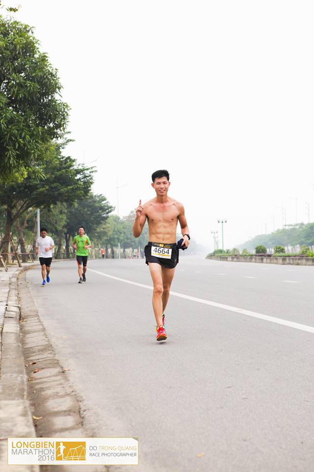 Đặng Anh Quyết cởi trần khoe bụng 6 múi tại giải chạy Longbien Marathon. Ảnh: NVCC Đặng Anh Quyết cởi trần khoe bụng 6 múi tại giải chạy Longbien Marathon. Ảnh: NVCC