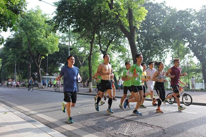 Cuối tuần, phố đi bộ quanh Hồ Gươm là điểm hẹn của những người yêu chạy bộ ở Hà Nội mỗi sáng sớm cuối tuần Cuối tuần, phố đi bộ quanh Hồ Gươm là điểm hẹn của những người yêu chạy bộ ở Hà Nội mỗi sáng sớm cuối tuần