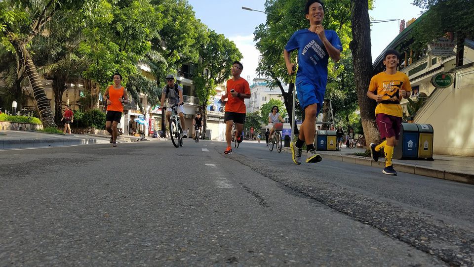 Không gian thoáng đáng, rộng rãi, nhiều cây xanh và đặc biệt không có xe cộ qua lại khiến các runner rất thích chạy trên phố đi bộ dịp cuối tuần Không gian thoáng đáng, rộng rãi, nhiều cây xanh và đặc biệt không có xe cộ qua lại khiến các runner rất thích chạy trên phố đi bộ dịp cuối tuần
