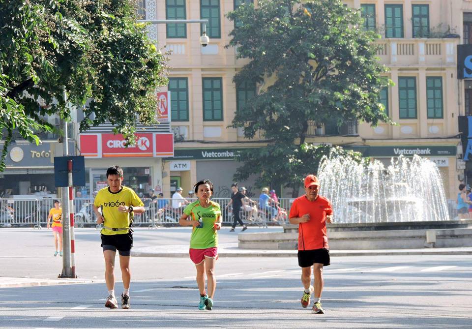 Hình ảnh nhiều người chạy bộ trên phố đi bộ quanh Hồ Gươm sáng sớm trở nên quen thuộc vào mỗi cuối tuần Hình ảnh nhiều người chạy bộ trên phố đi bộ quanh Hồ Gươm sáng sớm trở nên quen thuộc vào mỗi cuối tuần