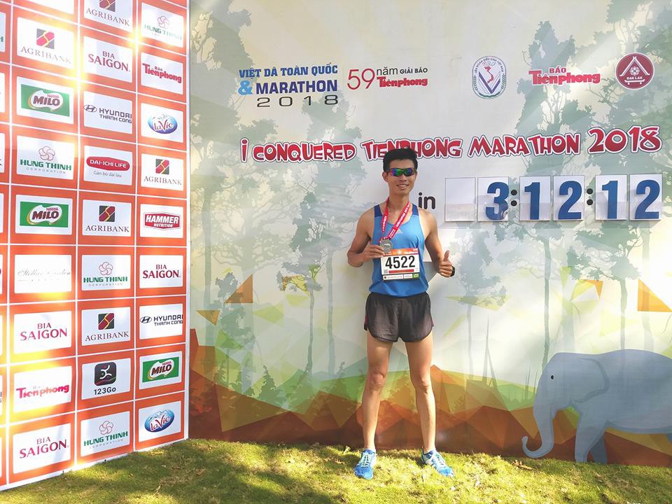 ''Marathoner 6 múi'' Đặng Anh Quyết bên bảng kết quả chạy marathon ''Marathoner 6 múi'' Đặng Anh Quyết bên bảng kết quả chạy marathon