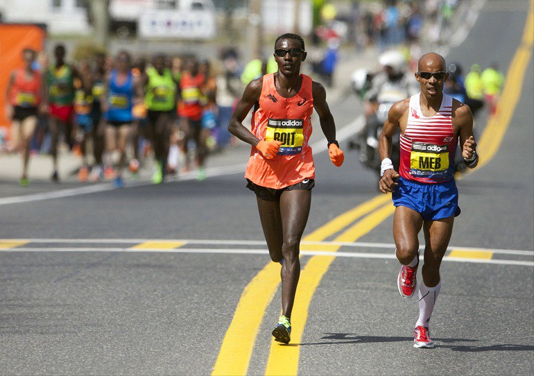 Meb Kelefzighi (phải) trên đường chạy ở giải Boston Marathon 2014 Meb Kelefzighi (phải) trên đường chạy ở giải Boston Marathon 2014
