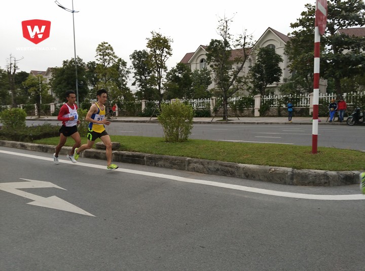 Nhà vô địch marathon Thế Anh luôn trong tốp dẫn đầu Nhà vô địch marathon Thế Anh luôn trong tốp dẫn đầu