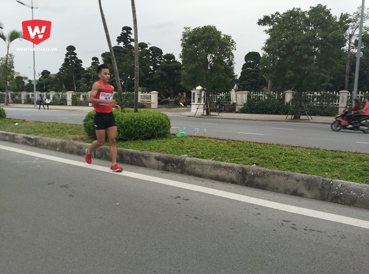 Nguyễn Thành Ngưng ''thảnh thơi'' đi bộ Nguyễn Thành Ngưng ''thảnh thơi'' đi bộ