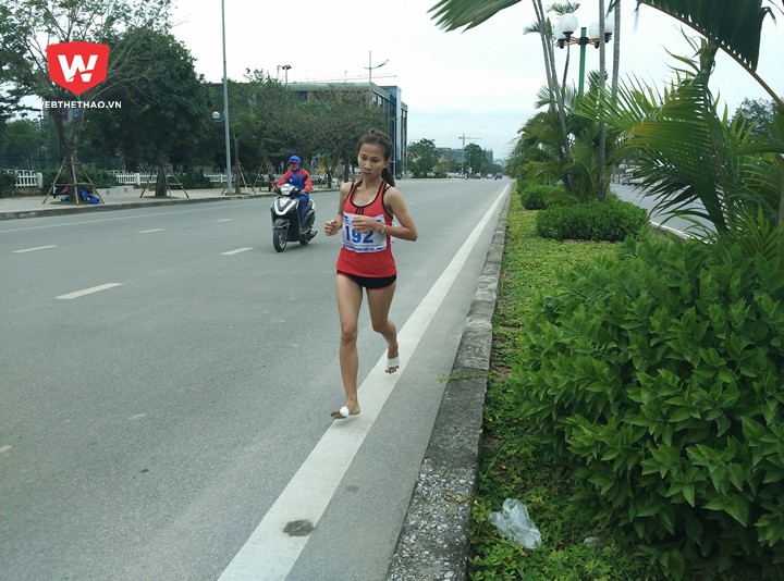 VĐV chạy marathon chân đất VĐV chạy marathon chân đất