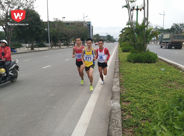 Thế Anh, Văn Sơn, Văn Thanh tách tốp bám nhau như hình với bóng suốt 3/4 chặng đường Thế Anh, Văn Sơn, Văn Thanh tách tốp bám nhau như hình với bóng suốt 3/4 chặng đường