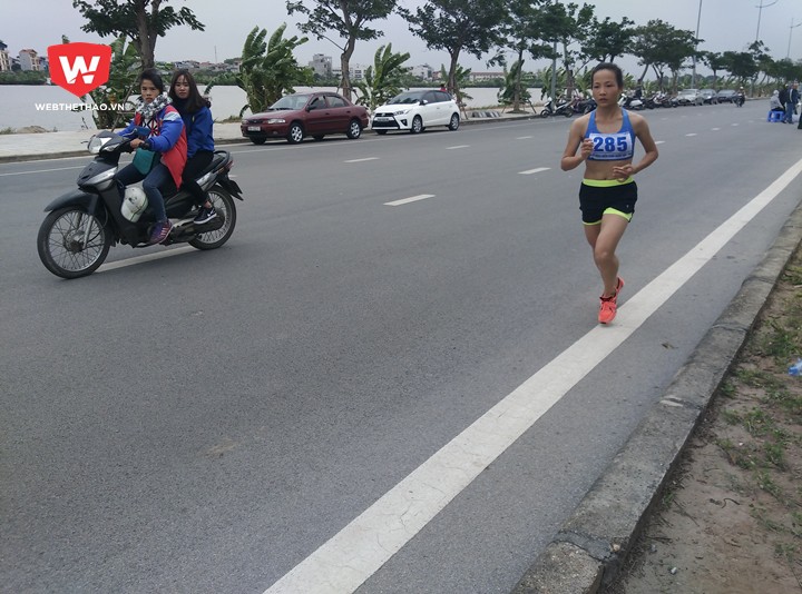 Hoàng Thị Thanh tập chạy từ 30km-40km mỗi ngày trên đường quốc lộ. Ảnh: Nguyễn Đạt Hoàng Thị Thanh tập chạy từ 30km-40km mỗi ngày trên đường quốc lộ. Ảnh: Nguyễn Đạt