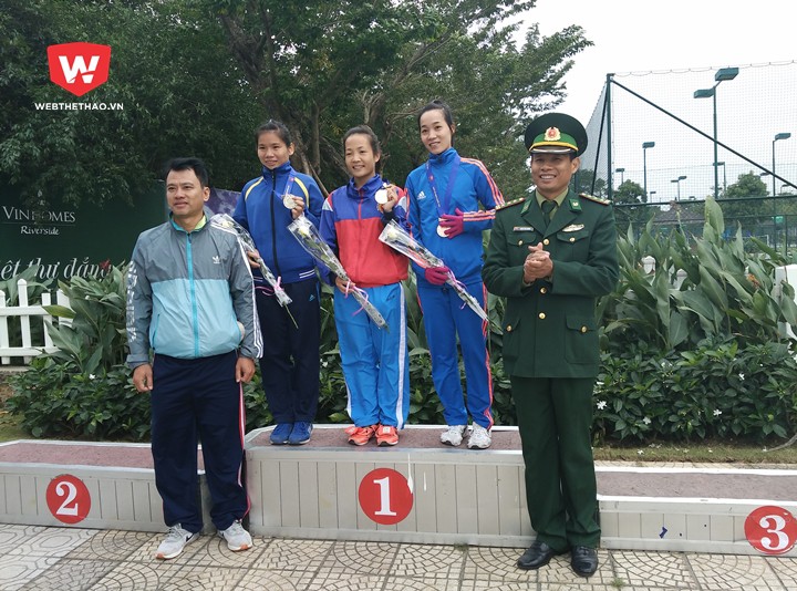 Trao giải Top 3 marathon nữ Trao giải Top 3 marathon nữ
