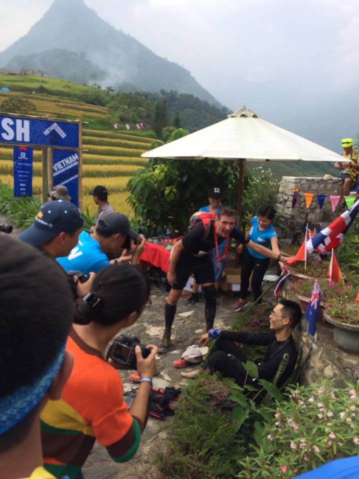 Đại sứ Anh Giles Lever thăm hỏi v&agrave; ch&uacute;c mừng &Aacute; qu&acirc;n 100km Cao Ngọc H&agrave;
