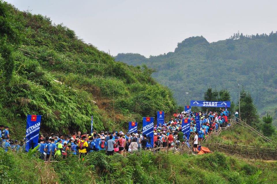 C&aacute;c VĐV 42km rồng rắn ở vạch xuất ph&aacute;t