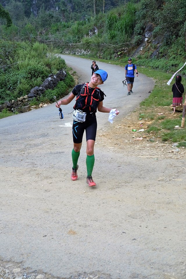 VĐV Nguyễn Linh Chi tr&ecirc;n đường chạy 100km. Ảnh: Phạm Thanh T&ugrave;ng