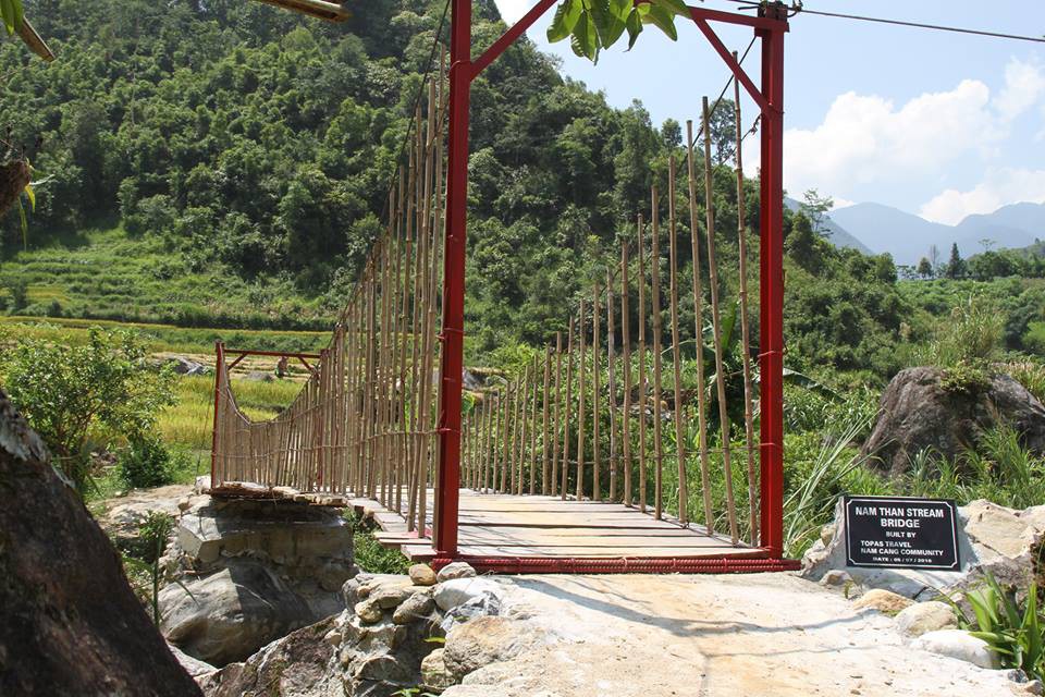 Chiếc cầu gi&uacute;p b&agrave; con đi lại dễ d&agrave;ng khi nước lớn được x&acirc;y dựng từ một phần tiền đ&oacute;ng g&oacute;p của c&aacute;c VĐV VMM 2015