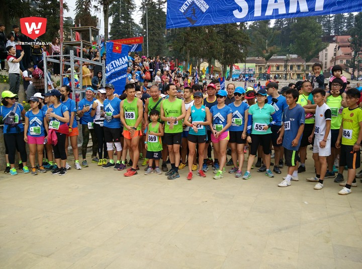 C&aacute;c VĐV 10km xuất ph&aacute;t tại quảng trường trung t&acirc;m thị trấn Sa Pa