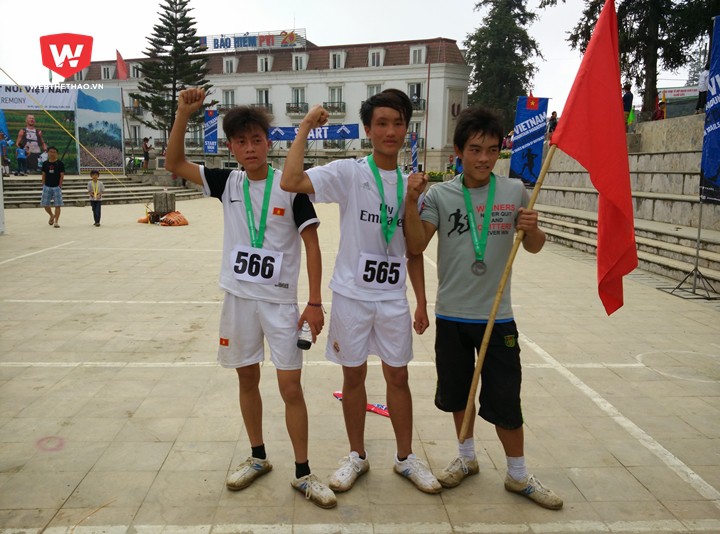 S&ugrave;ng A Tỏa (phải) VĐ 10km 3 năm li&ecirc;n tiếp c&ugrave;ng 2 VĐV Top 3 S&ugrave;ng A Giồng v&agrave; Th&agrave;o A Chu