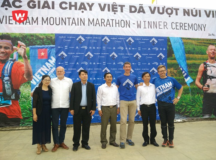 Đại sứ anh Giles Lever c&ugrave;ng GĐ giải Asger, đại diện Sở TTVH&DL L&agrave;o Cai tại buổi lễ bế mạc
