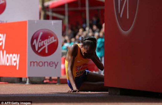 Sumgong khóc khi về nhất sau khi vượt bao khó khăn. Chức vô địch 1 giải marathon lớn thuộc ''Big 6'' đầu tiên